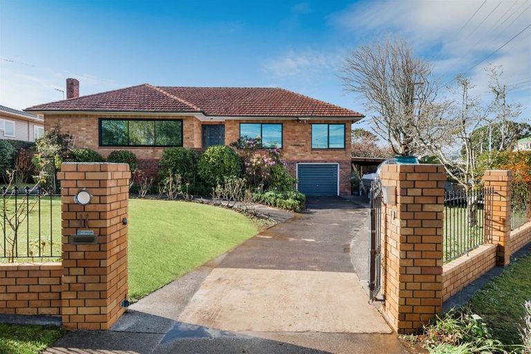 Photo of property in 11 Lake Pupuke Drive, Takapuna, Auckland, 0622