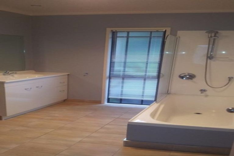 Photo of property in 7a Roberts Road, Glenfield, Auckland, 0629