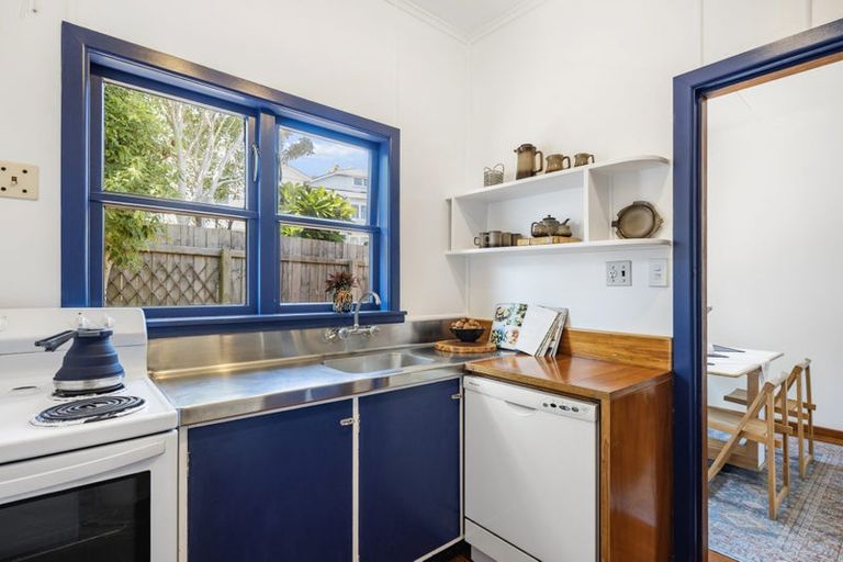 Photo of property in 87 Northland Road, Northland, Wellington, 6012