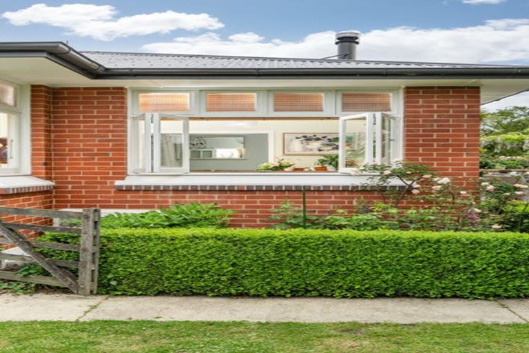 Photo of property in 16 Beaumaris Street, Outram, 9019