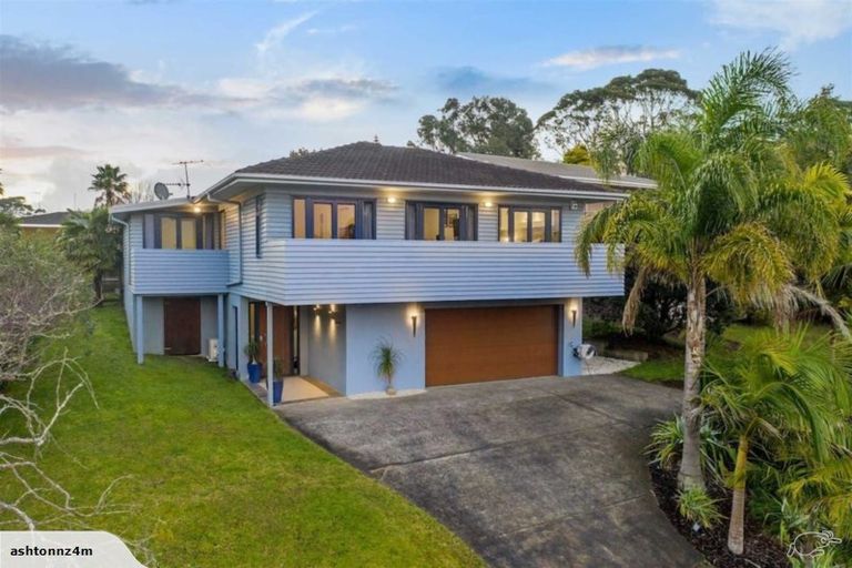 Photo of property in 18 Ravenwood Drive, Forrest Hill, Auckland, 0620