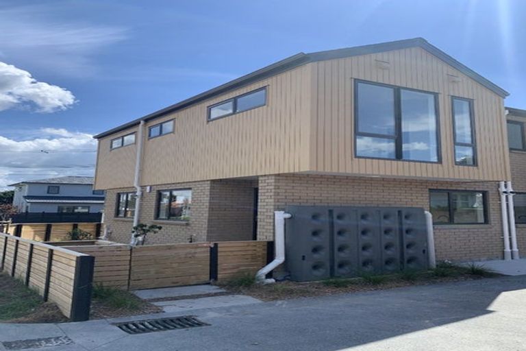 Photo of property in 1/103 Flanshaw Road, Te Atatu South, Auckland, 0610