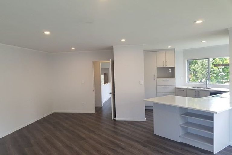Photo of property in 60 Lagoon Way, West Harbour, Auckland, 0618