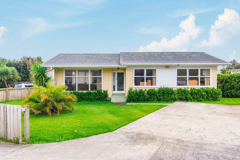 Photo of property in 37 Tarata Crescent, Mangere Bridge, Auckland, 2022