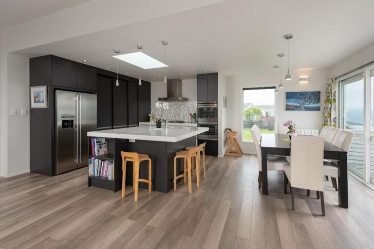 Photo of property in 21 Cheyne Walk, Newlands, Wellington, 6037