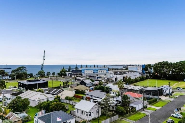 Photo of property in 10 Harbour Street, Moturoa, New Plymouth, 4310