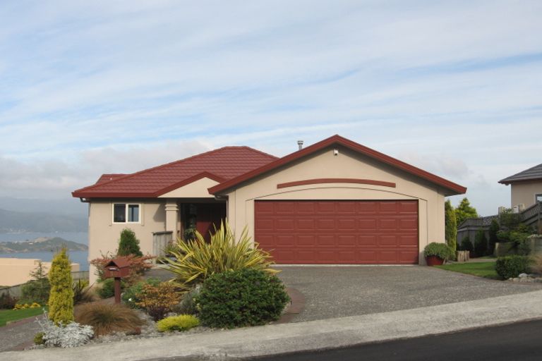 Photo of property in 50 Dress Circle, Newlands, Wellington, 6037