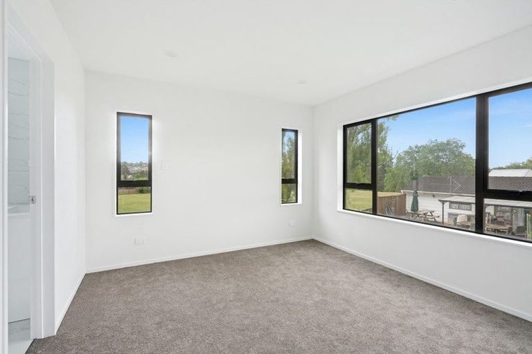 Photo of property in 43d Fitzherbert Avenue, West Harbour, Auckland, 0618