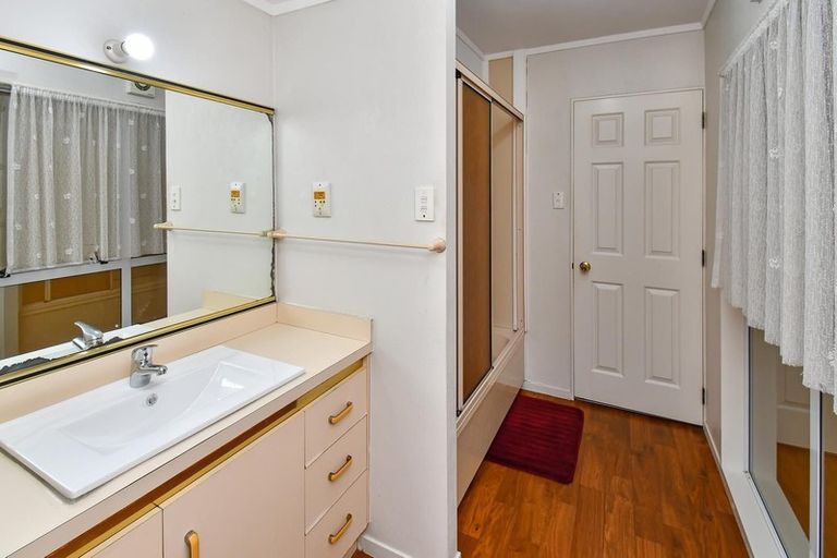 Photo of property in 2/20 Ross Martin Court, Conifer Grove, Takanini, 2112