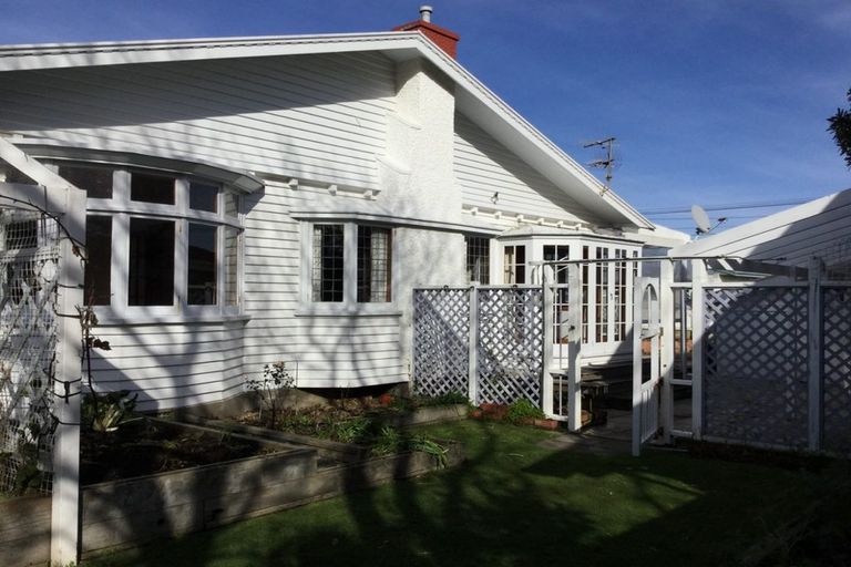 Photo of property in 12 Mangorei Road, Strandon, New Plymouth, 4312