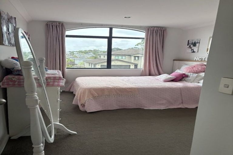 Photo of property in 65 Rising Parade, Fairview Heights, Auckland, 0632