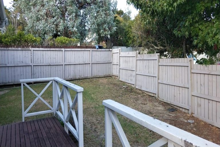 Photo of property in 14 Woodstock Road, Forrest Hill, Auckland, 0620