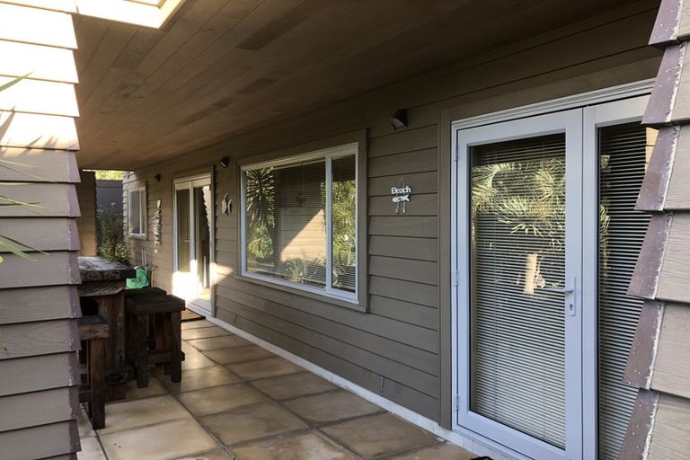 Photo of property in 12 Chelverton Terrace, Red Beach, 0932