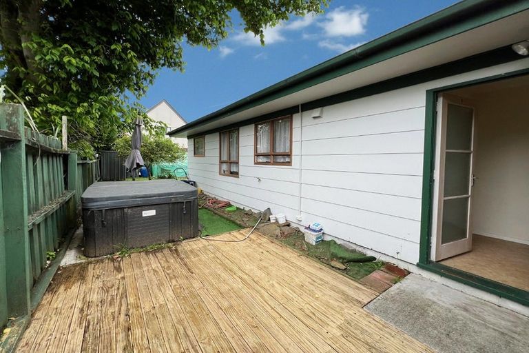 Photo of property in 2/43 Challen Close, Conifer Grove, Takanini, 2112