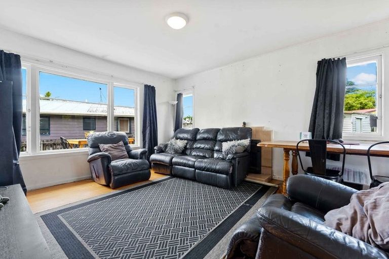 Photo of property in 48 Amberley Avenue, Te Atatu South, Auckland, 0610