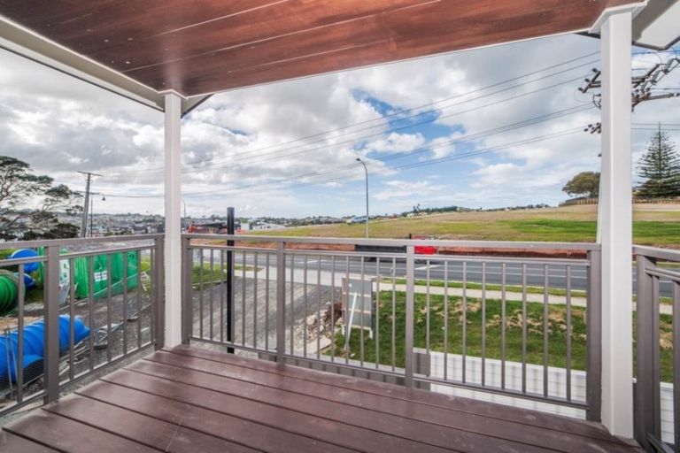 Photo of property in 128 Mcclymonts Road, Oteha, Auckland, 0632
