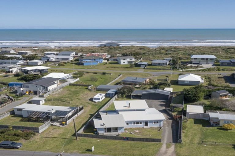 Photo of property in 14 Brown Terrace, Foxton Beach, Foxton, 4815