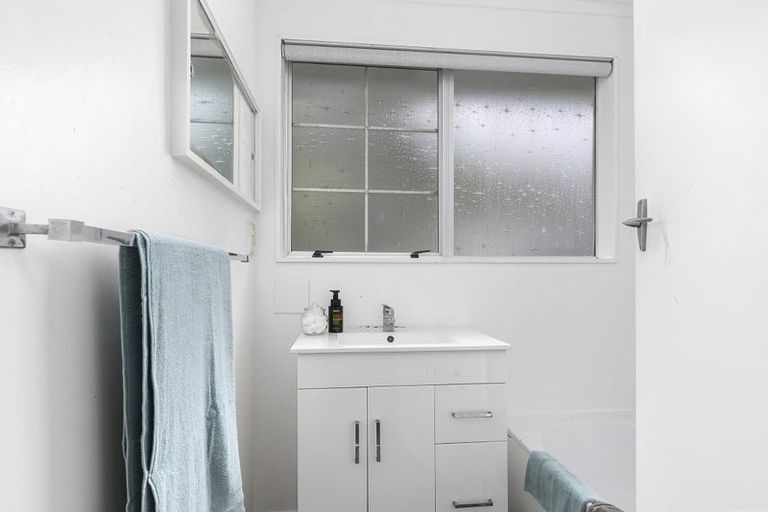 Photo of property in 6 Cyril Way, Paparangi, Wellington, 6037