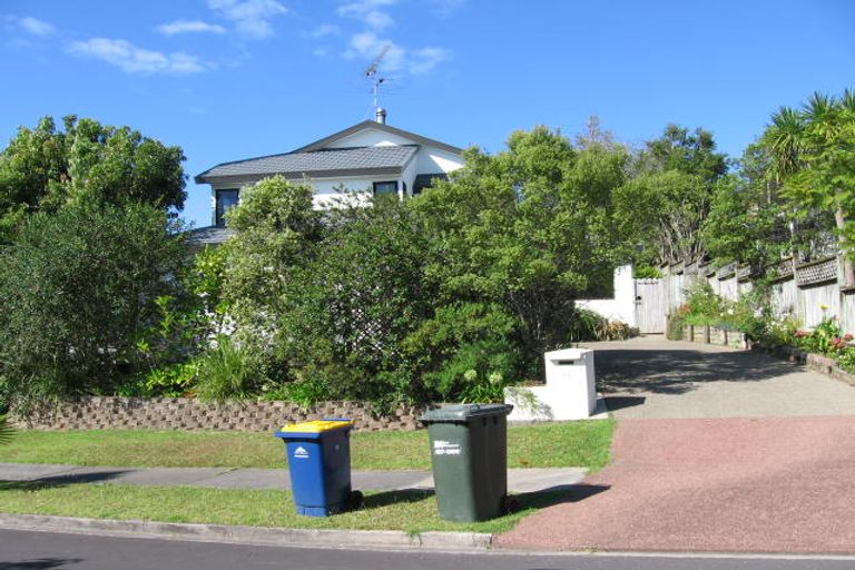 Photo of property in 11 St Lucia Place, Unsworth Heights, Auckland, 0632