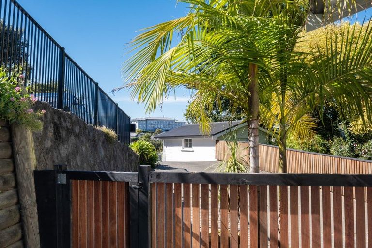 Photo of property in 2 Convent Road, Bluff Hill, Napier, 4110