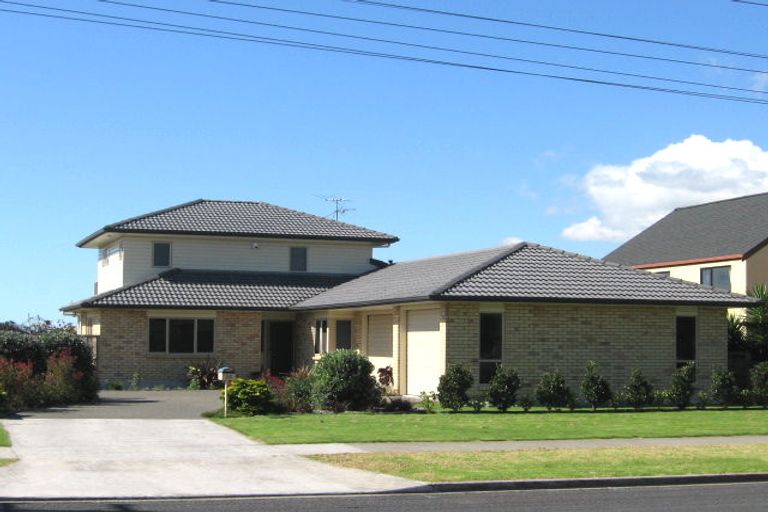 Photo of property in 26 Beach Road, Te Atatu Peninsula, Auckland, 0610