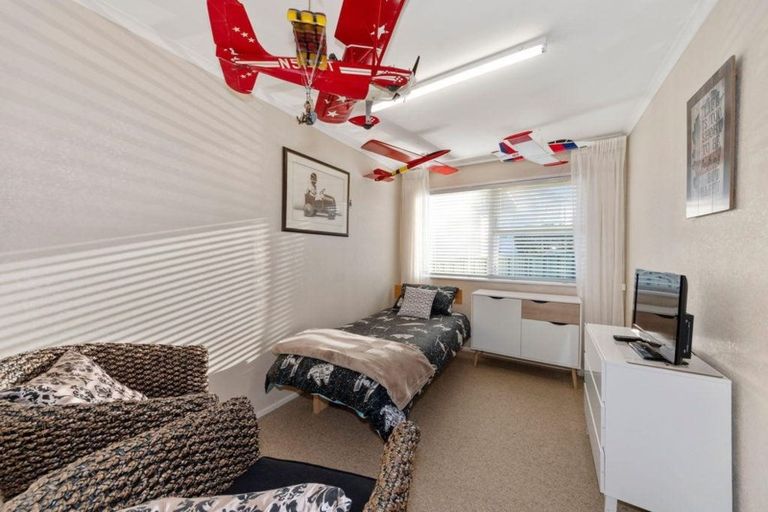 Photo of property in 100 Lantana Road, Green Bay, Auckland, 0604