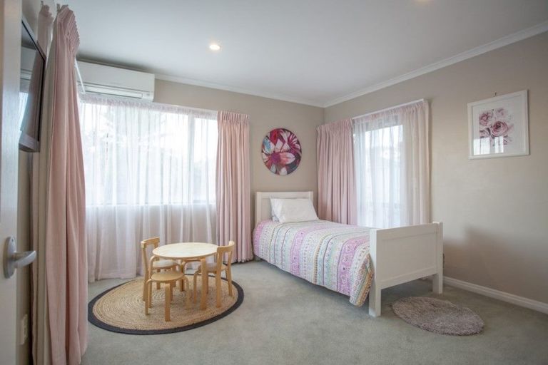 Photo of property in 6 Nottingham Place, Northcross, Auckland, 0630