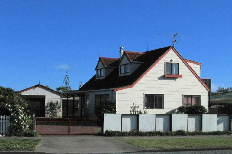 Photo of property in 8 Reeves Street, Waikanae Beach, Waikanae, 5036
