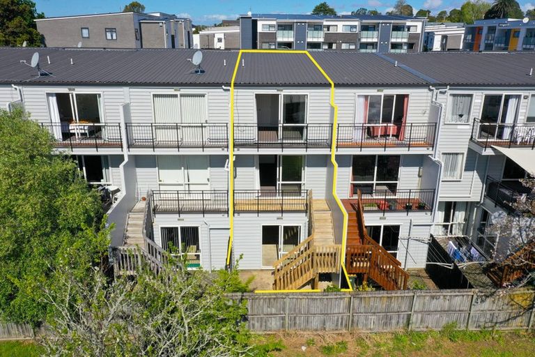 Photo of property in 12/6 Islington Avenue, New Lynn, Auckland, 0600