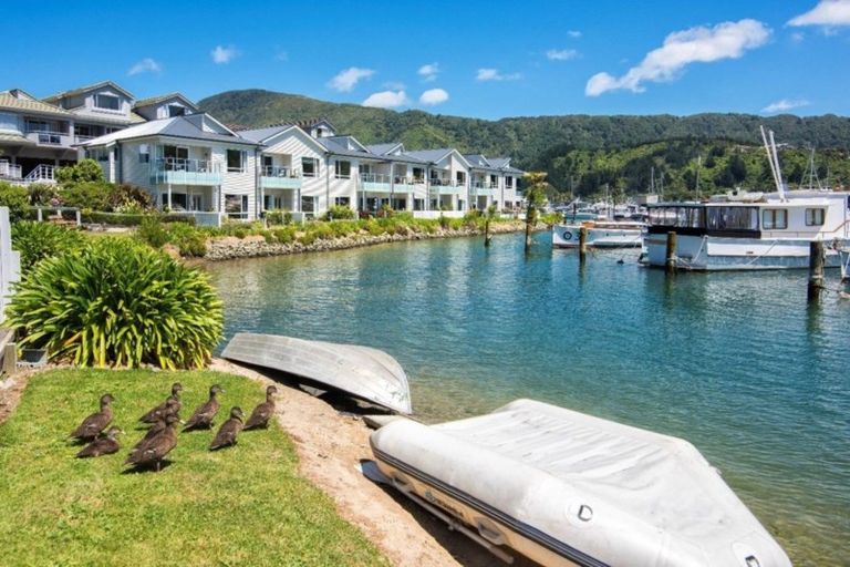 Photo of property in 5 Waikawa Road, Picton, 7220