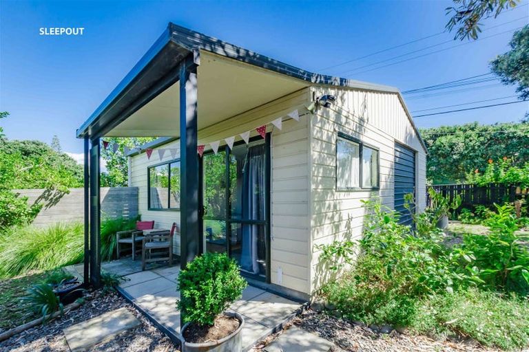 Photo of property in 42 Field Way, Waikanae Beach, Waikanae, 5036