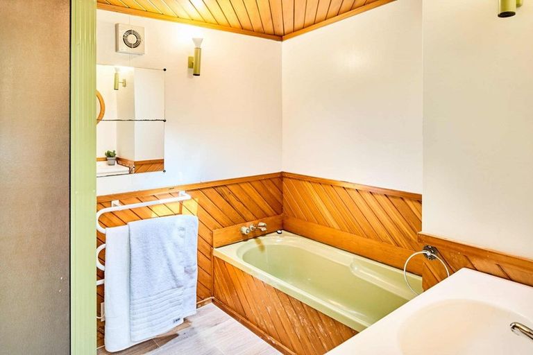 Photo of property in 12 Grays Road, Plimmerton, Porirua, 5026