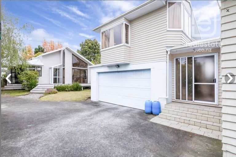 Photo of property in 26 Yeovil Road, Te Atatu Peninsula, Auckland, 0610