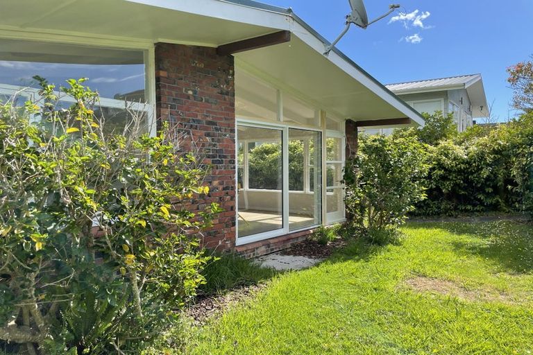 Photo of property in 14 Raymond Terrace, Northcote, Auckland, 0627