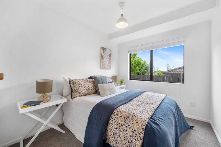 Photo of property in 2/98 Mirrabooka Avenue, Botany Downs, Auckland, 2010