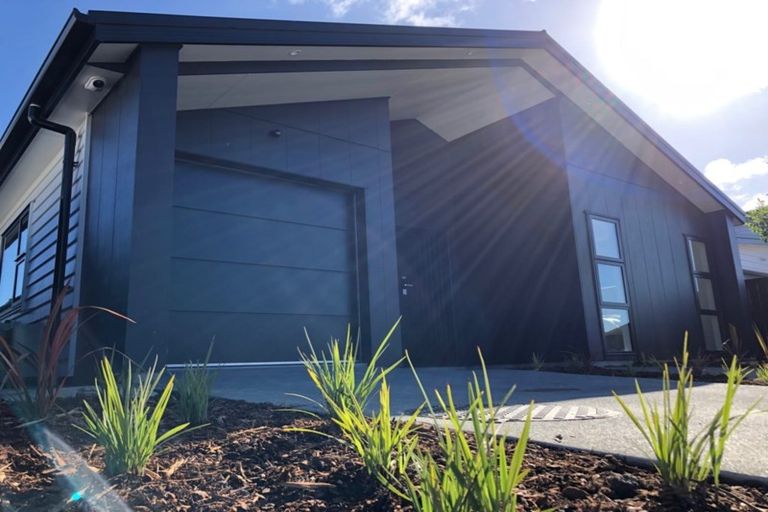 Photo of property in 38 Lumbarda Drive, Kumeu, 0810