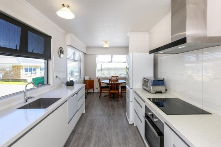 Photo of property in 14 South Road, Moturoa, New Plymouth, 4310