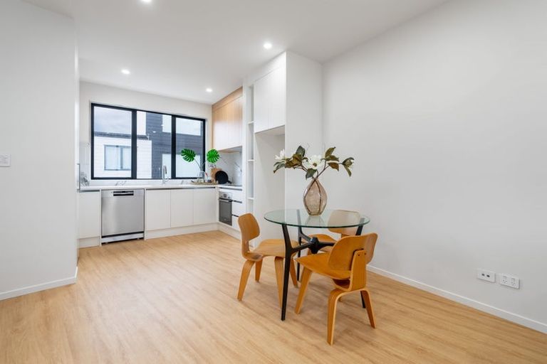 Photo of property in 6/2 Flaunty Place, West Harbour, Auckland, 0618