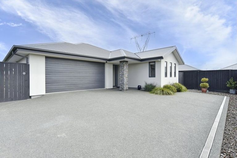 Photo of property in 2 Stratford (pvt) Way, Rangiora, 7400
