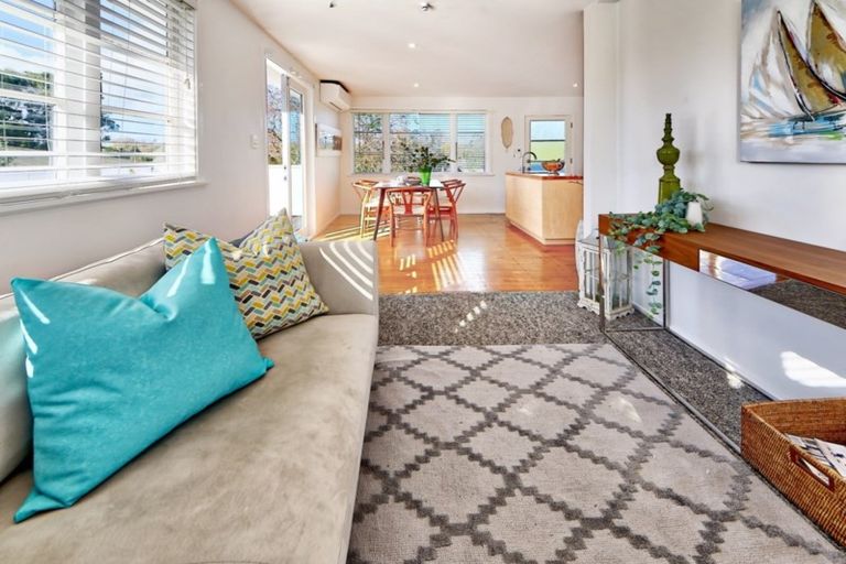 Photo of property in 1 Trojan Crescent, New Lynn, Auckland, 0600