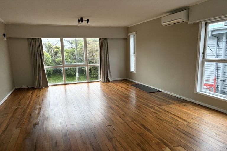 Photo of property in 33 Black Rock Road, Newlands, Wellington, 6037