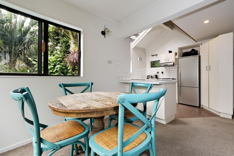 Photo of property in 5 Woontons Lane, Titirangi, Auckland, 0604