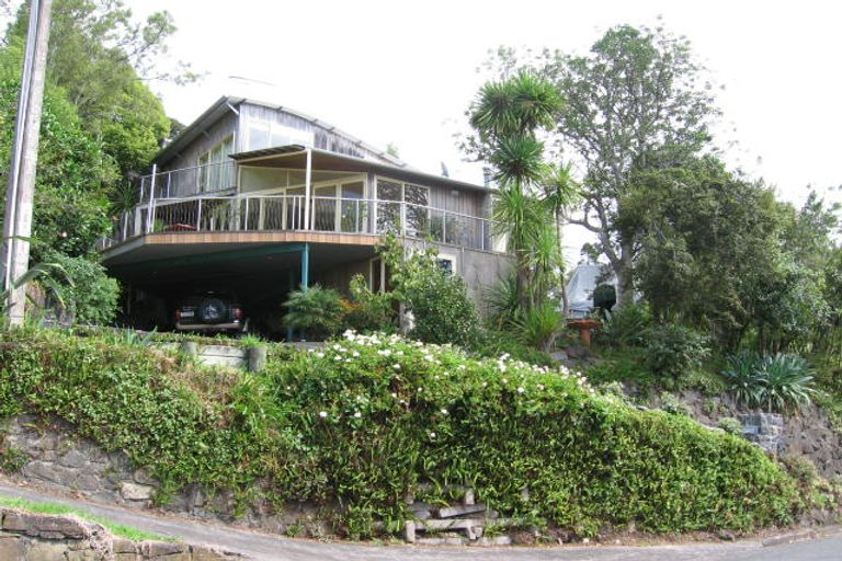 Photo of property in 9 Opou Road, Titirangi, Auckland, 0604