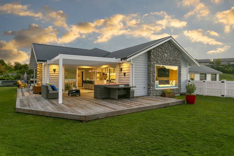 Photo of property in 97 Loch Views Road, Acacia Bay, Taupo, 3385