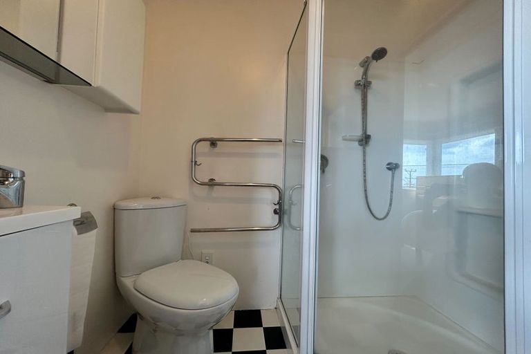 Photo of property in 33 Pupuke Road, Birkenhead, Auckland, 0627