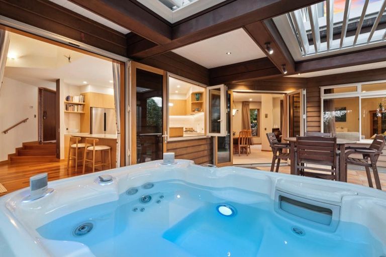 Photo of property in 2/114 Aberdeen Road, Campbells Bay, Auckland, 0620