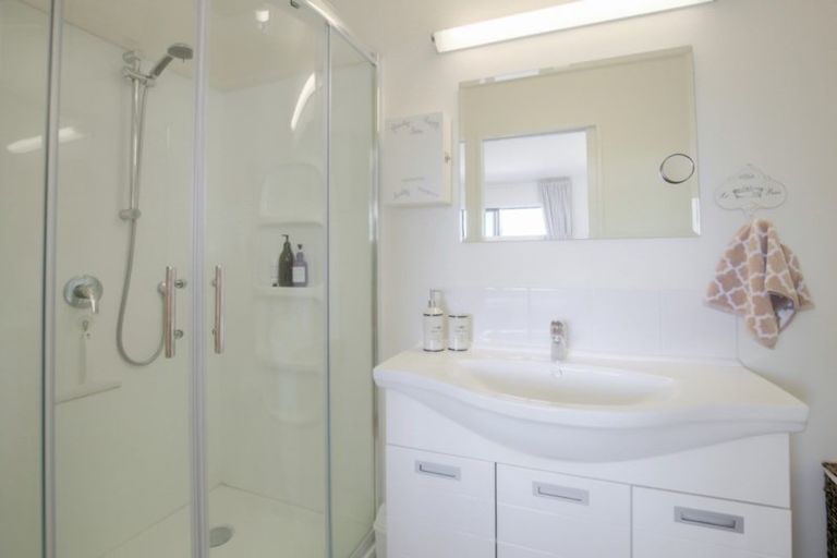 Photo of property in 101b Wynyard Crescent, Fernhill, Queenstown, 9300