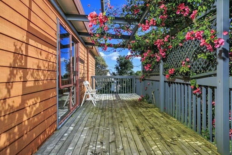 Photo of property in 18 Mallard Place, Unsworth Heights, Auckland, 0632