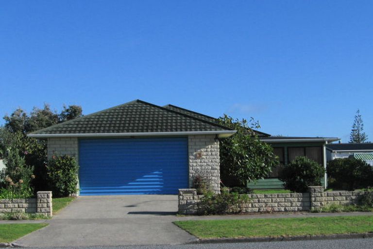 Photo of property in 12 Reeves Street, Waikanae Beach, Waikanae, 5036