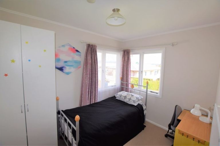 Photo of property in 25 Kirrie Avenue, Te Atatu South, Auckland, 0610